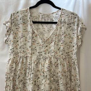 AE short sleeve, v-neck shirt